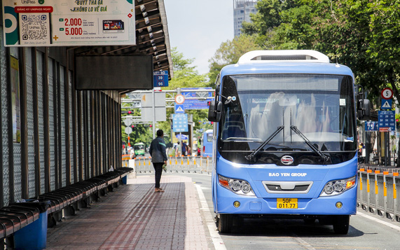 TP.HCM: Đình chỉ tài xế xe buýt cố ý vượt đèn đỏ- Ảnh 2. TP.HCM: Đình chỉ tài xế xe buýt cố ý vượt đèn đỏ- Ảnh 2.
