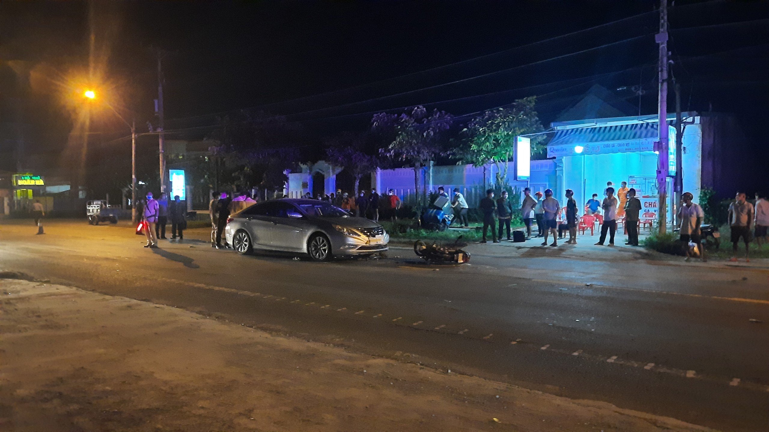 Ôtô Văn phòng UBND tỉnh Vĩnh Long lấn trái gây tai nạn chết người - Ảnh 1. Ôtô Văn phòng UBND tỉnh Vĩnh Long lấn trái gây tai nạn chết người - Ảnh 1.