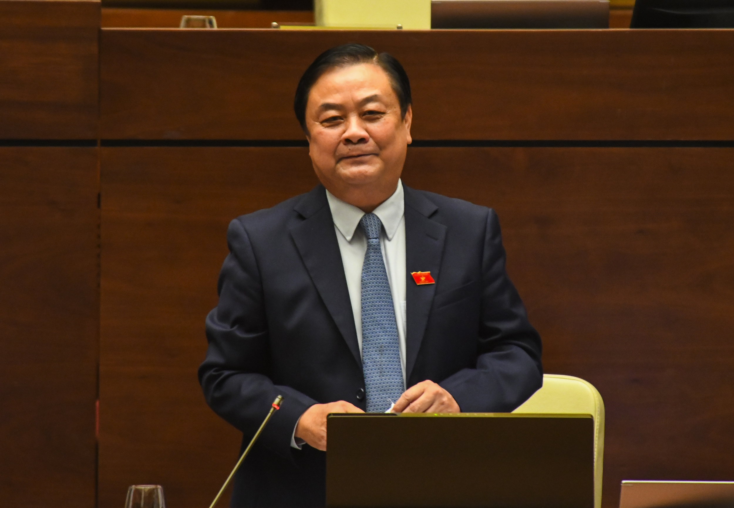 Bộ trưởng Lê Minh Hoan lần đầu trả lời chất vấn - Ảnh 1.