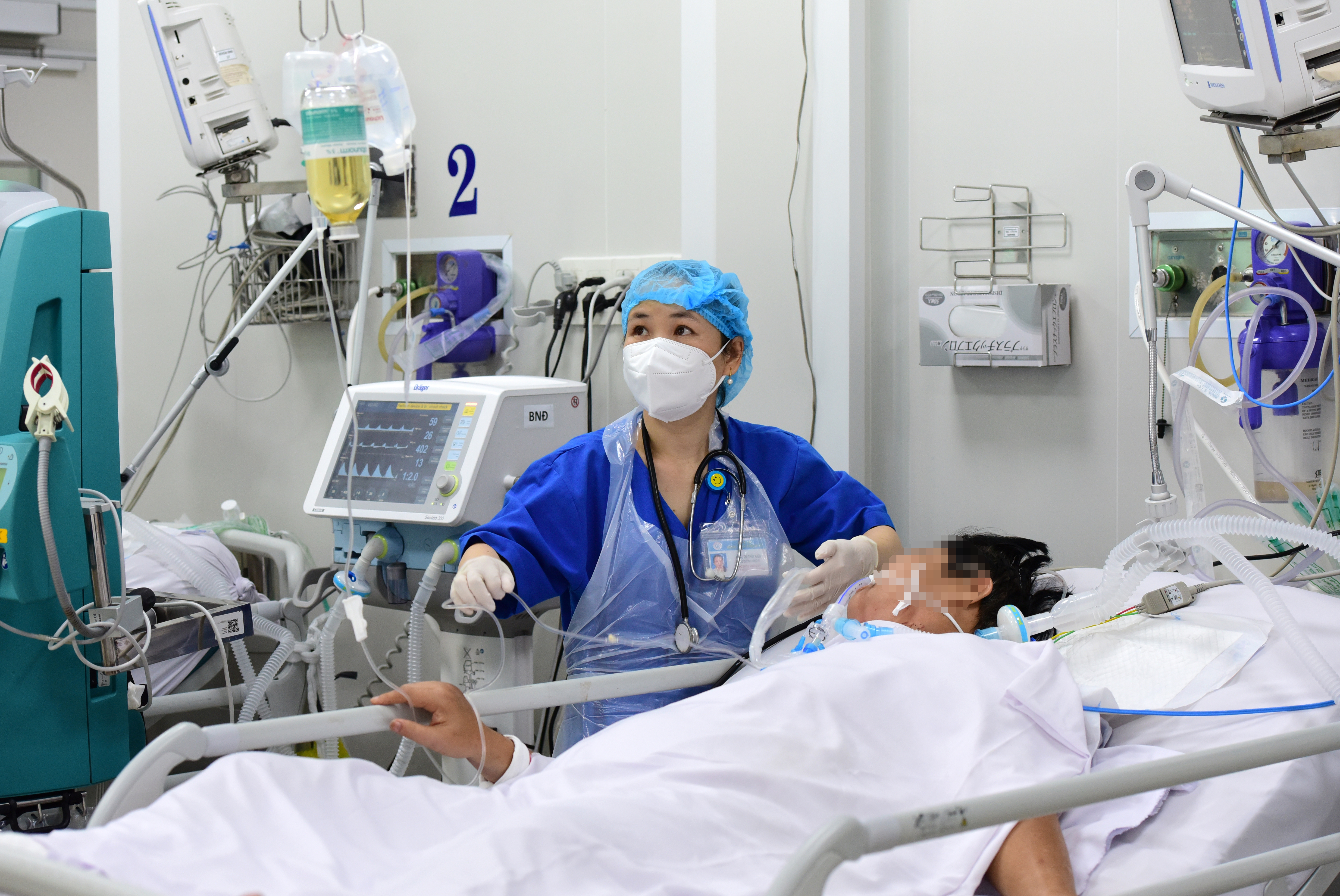 Cùng đội ngũ áo trắng vượt bão - Ảnh 1. Cùng đội ngũ áo trắng vượt bão - Ảnh 1.