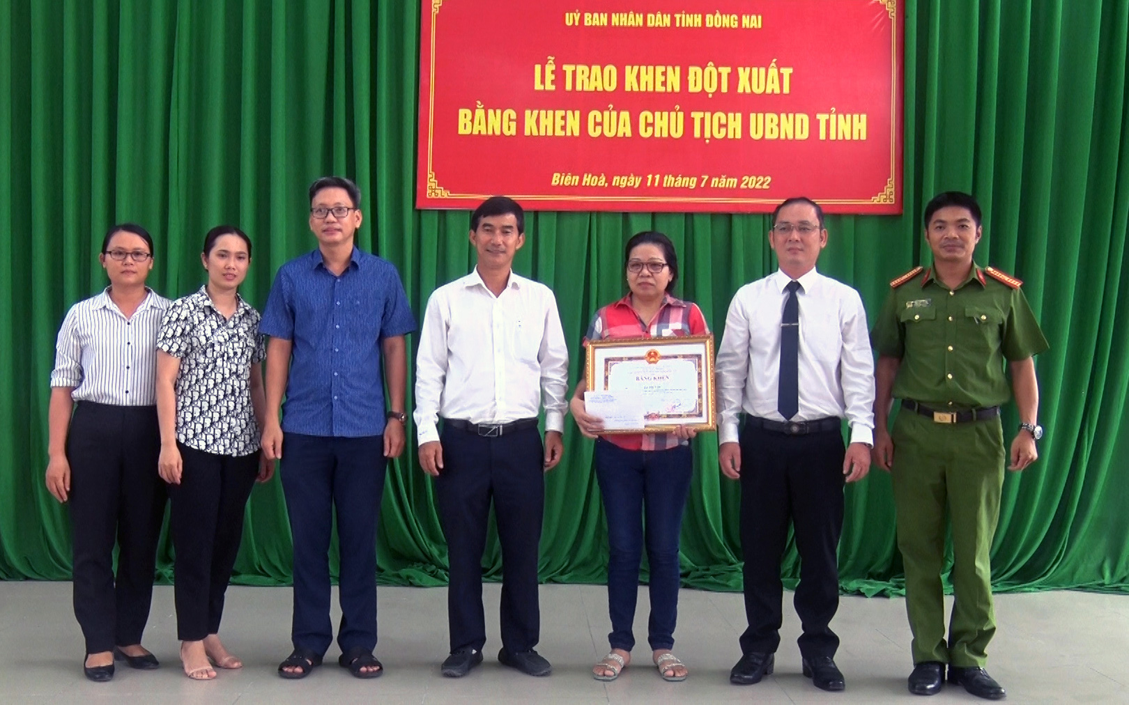 Chiếc ví mất 1 năm rưỡi ở TP.HCM bất ngờ được tìm thấy tại Nha Trang- Ảnh 4. Nhặt được 158 triệu đồng trên đường, nữ công nhân nhờ công an tìm người đánh rơi