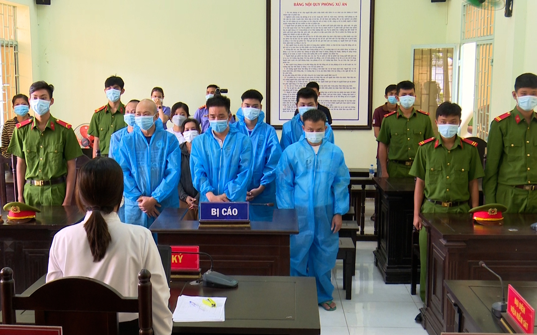 Bắt tạm giam người phụ nữ hắt mắm tôm vào công an, cản trở thi công đường dây 500kV- Ảnh 2. 10 bị cáo