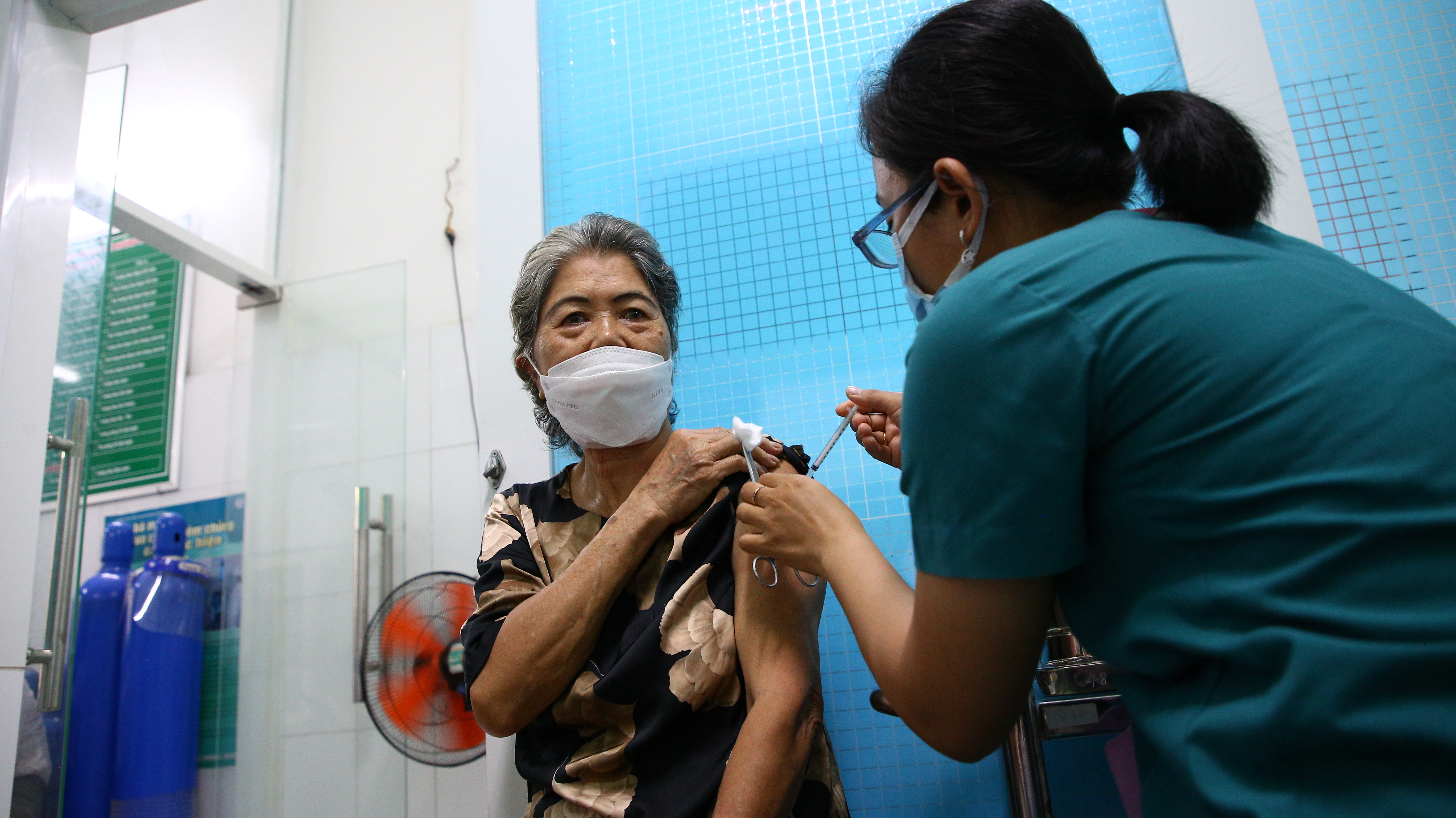 TP.HCM đẩy nhanh tiến độ tiêm vắc xin COVID-19, nhiều người dân đi tiêm mũi 4 - Ảnh 1. TP.HCM đẩy nhanh tiến độ tiêm vắc xin COVID-19, nhiều người dân đi tiêm mũi 4 - Ảnh 1.
