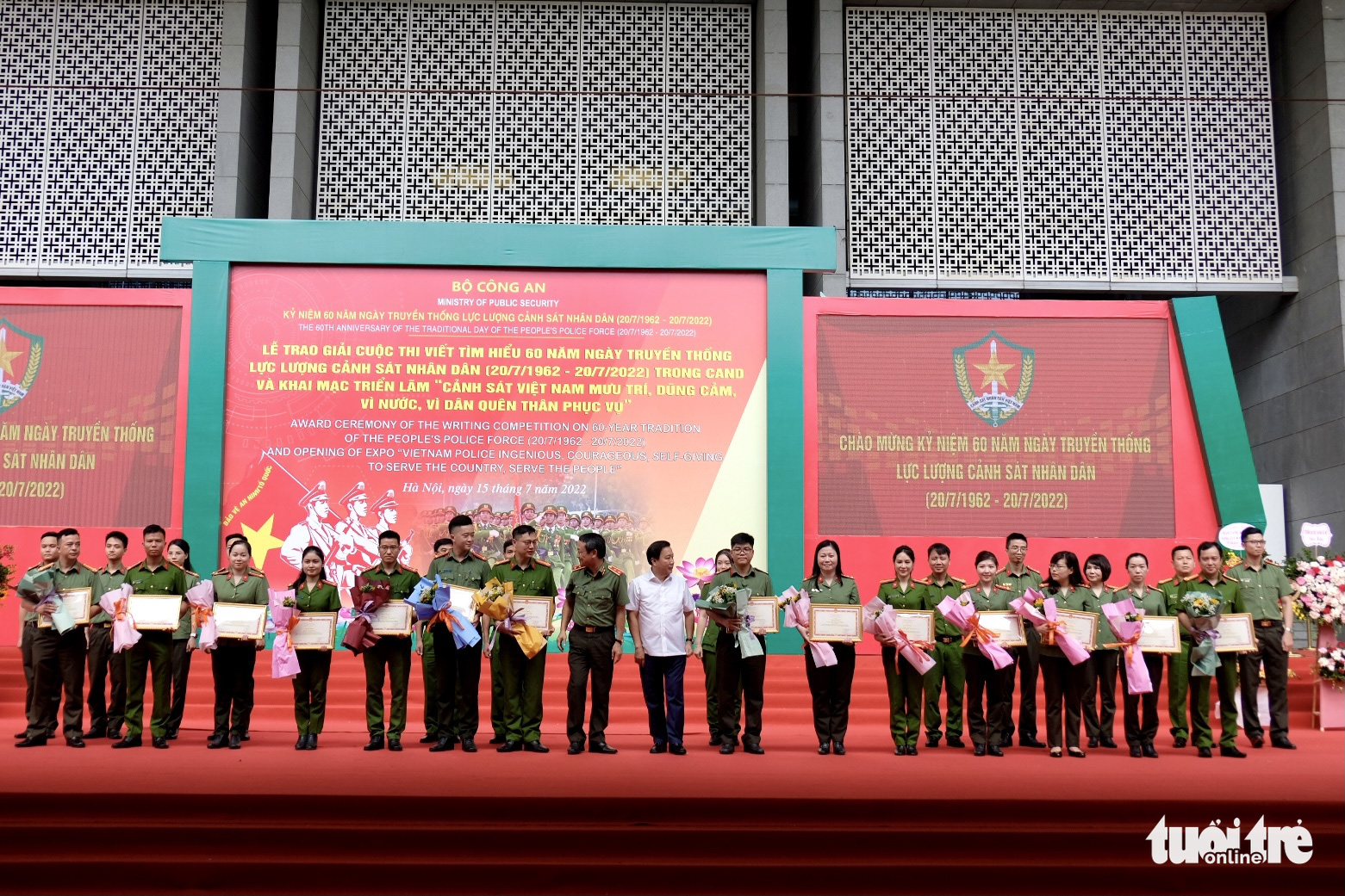 Làm CCCD tại không gian triển lãm kỷ niệm 60 năm Ngày truyền thống lực lượng Cảnh sát nhân dân - Ảnh 2. Làm CCCD tại không gian triển lãm kỷ niệm 60 năm Ngày truyền thống lực lượng Cảnh sát nhân dân - Ảnh 2.