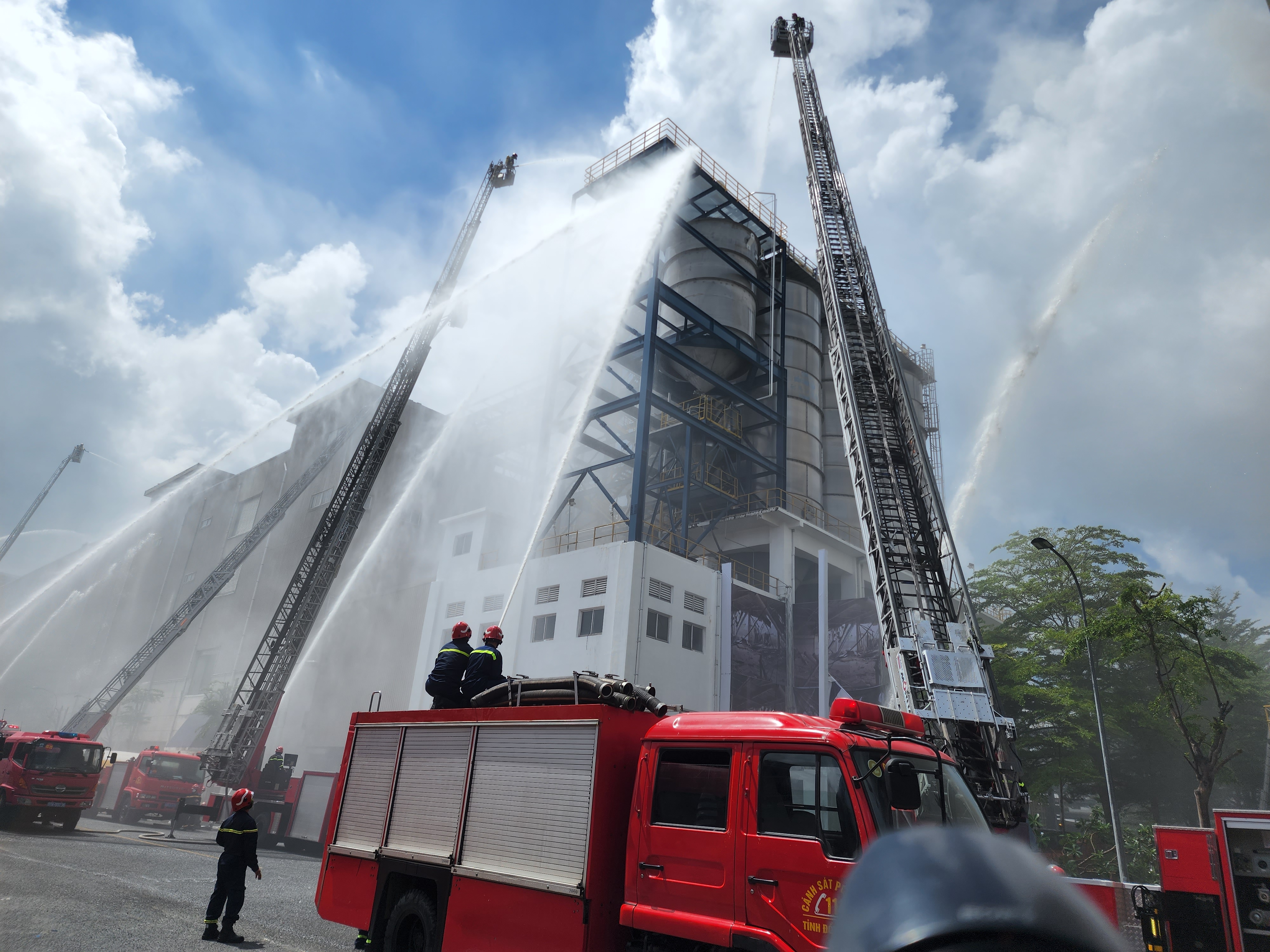 Hơn 1.000 người diễn tập xử lý cháy, nổ ở khu công nghiệp - Ảnh 2.