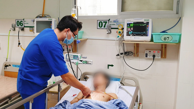 Biểu diễn nuốt mảnh thủy tinh, một nam thanh niên bị rách dạ dày máu chảy thành vòi - Ảnh 1. Biểu diễn nuốt mảnh thủy tinh, một nam thanh niên bị rách dạ dày máu chảy thành vòi - Ảnh 1.