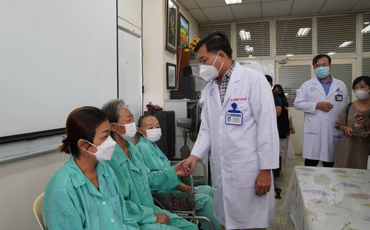Bệnh viện Tai mũi họng TP.HCM ghi nhận nhiều người bị cốt tủy viêm xương, 6 ca tử vong- Ảnh 2. Bốn nguyên nhân gây bệnh hoại tử xương hàm mặt hậu COVID-19