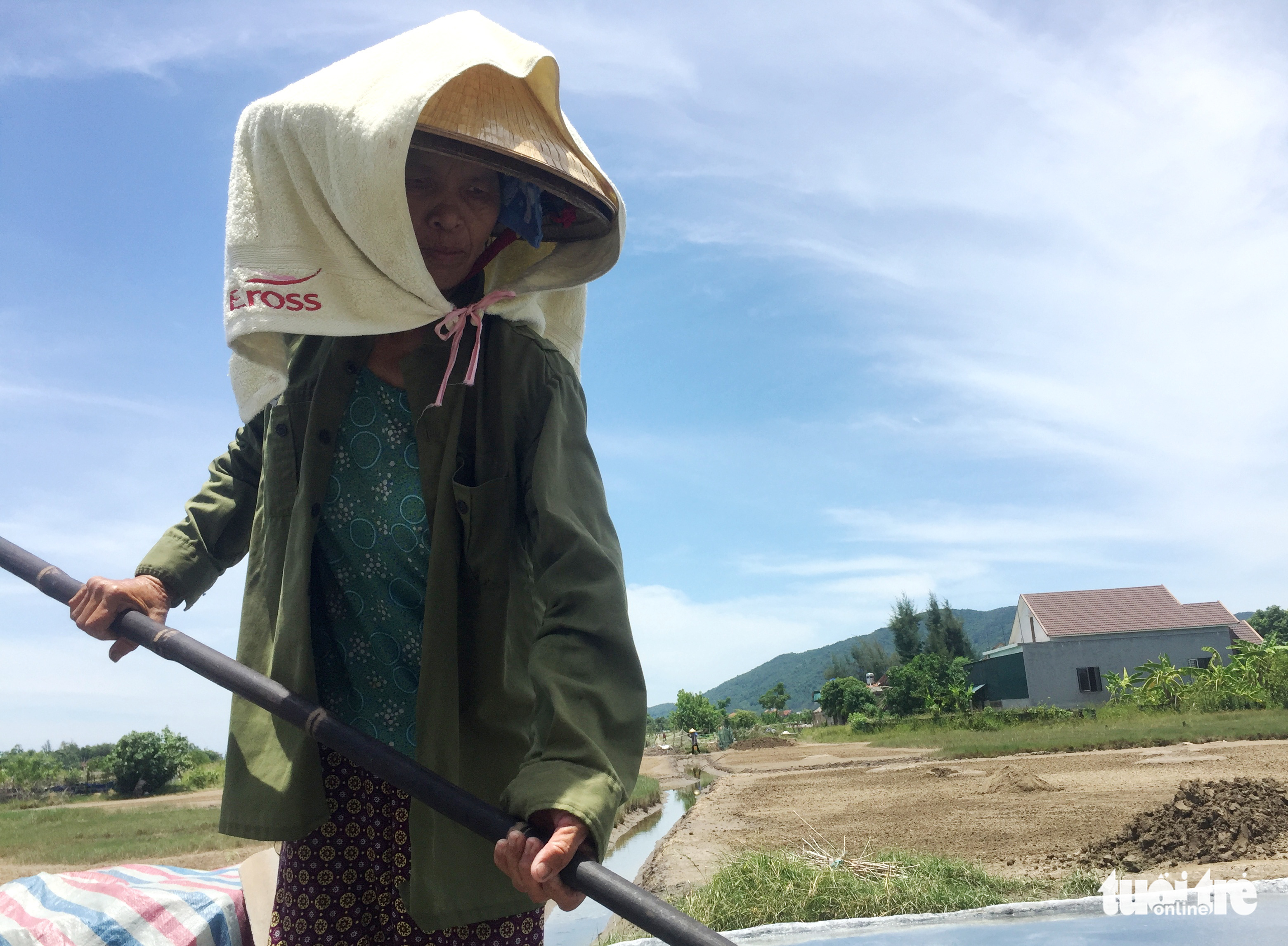 Người dân mưu sinh giữa trời nắng như đổ lửa - Ảnh 6. Người dân mưu sinh giữa trời nắng như đổ lửa - Ảnh 6.
