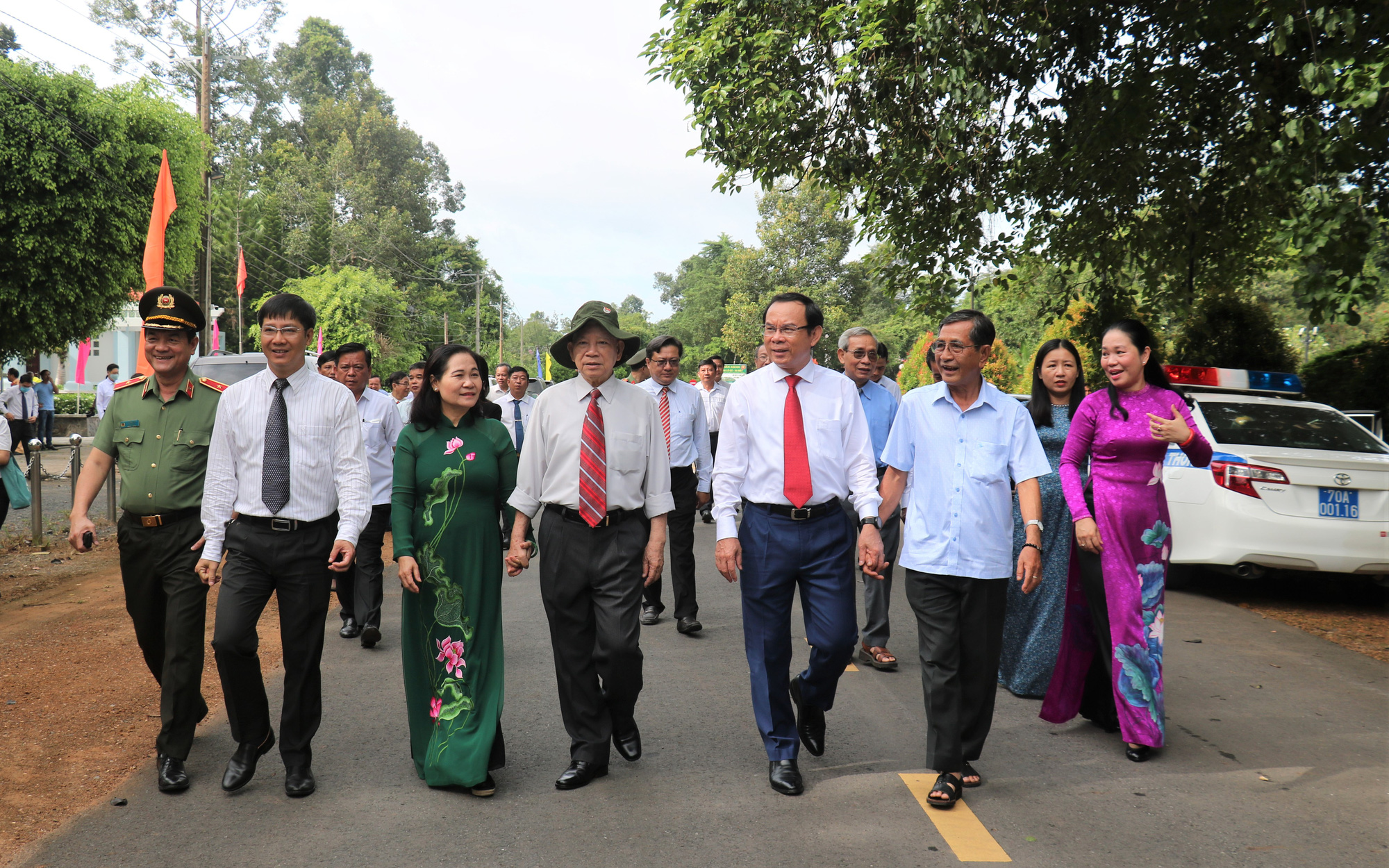 'Về lại chiến khu' căn cứ Trung ương Cục miền Nam- Ảnh 2. Lãnh đạo TP.HCM thăm khu di tích căn cứ Trung ương cục Miền Nam
