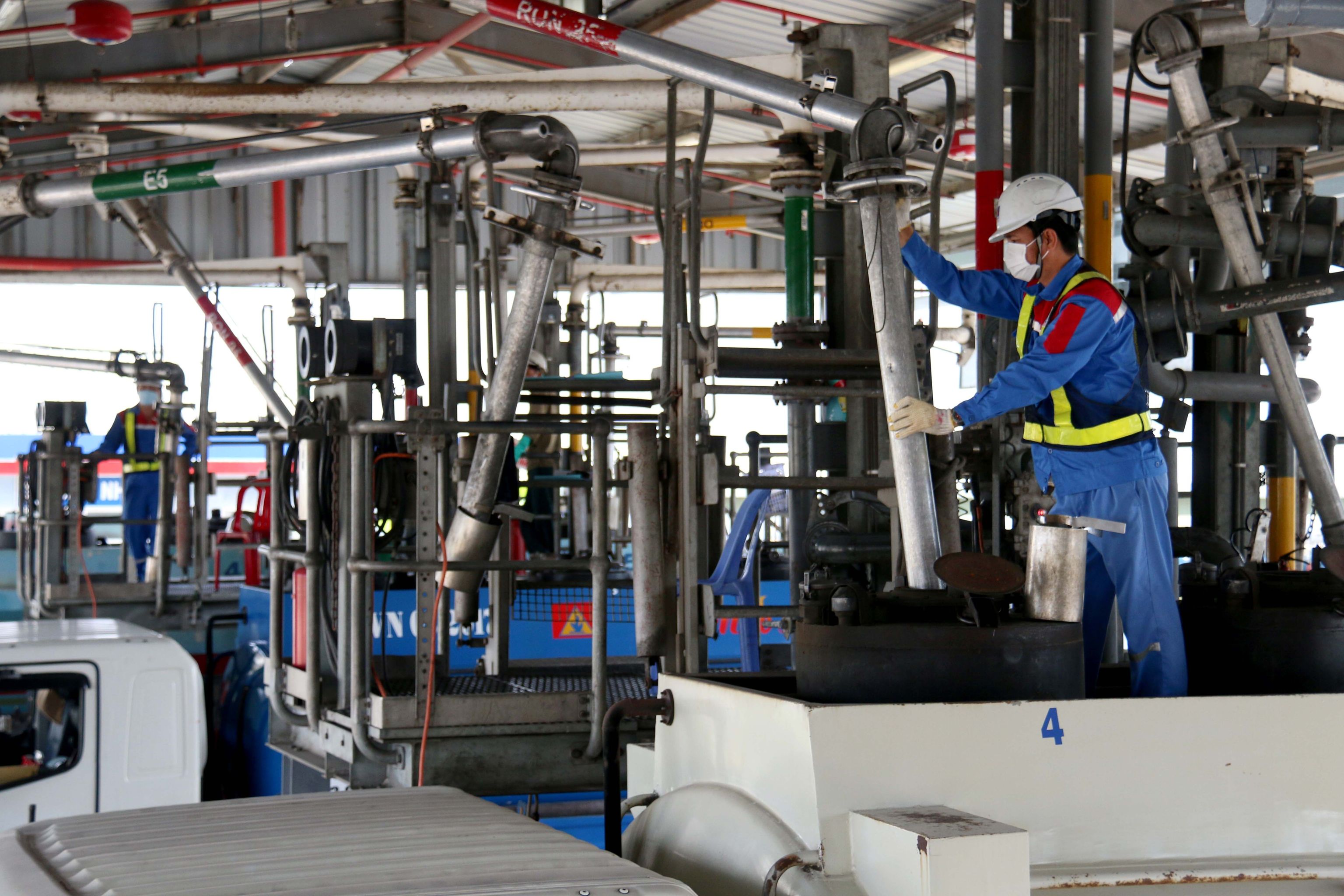Tin sáng 21-7: Giá xăng có thể giảm sâu; Bình Dương phải thu hồi 6,1 tỉ đồng trợ cấp chi sai - Ảnh 1. Tin sáng 21-7: Giá xăng có thể giảm sâu; Bình Dương phải thu hồi 6,1 tỉ đồng trợ cấp chi sai - Ảnh 1.