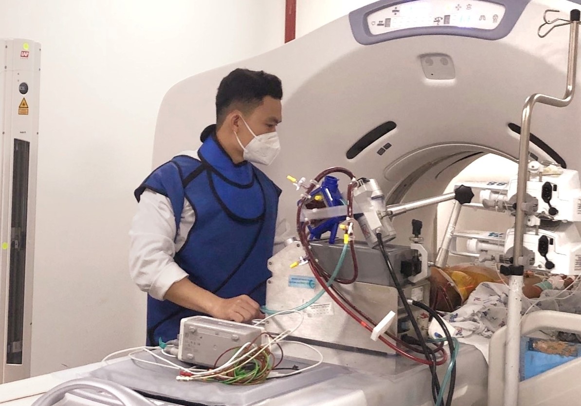 Bị ong tấn công đốt hơn 15 nốt, bé trai phải chạy ECMO, lọc máu liên tục - Ảnh 2. Bị ong tấn công đốt hơn 15 nốt, bé trai phải chạy ECMO, lọc máu liên tục - Ảnh 2.