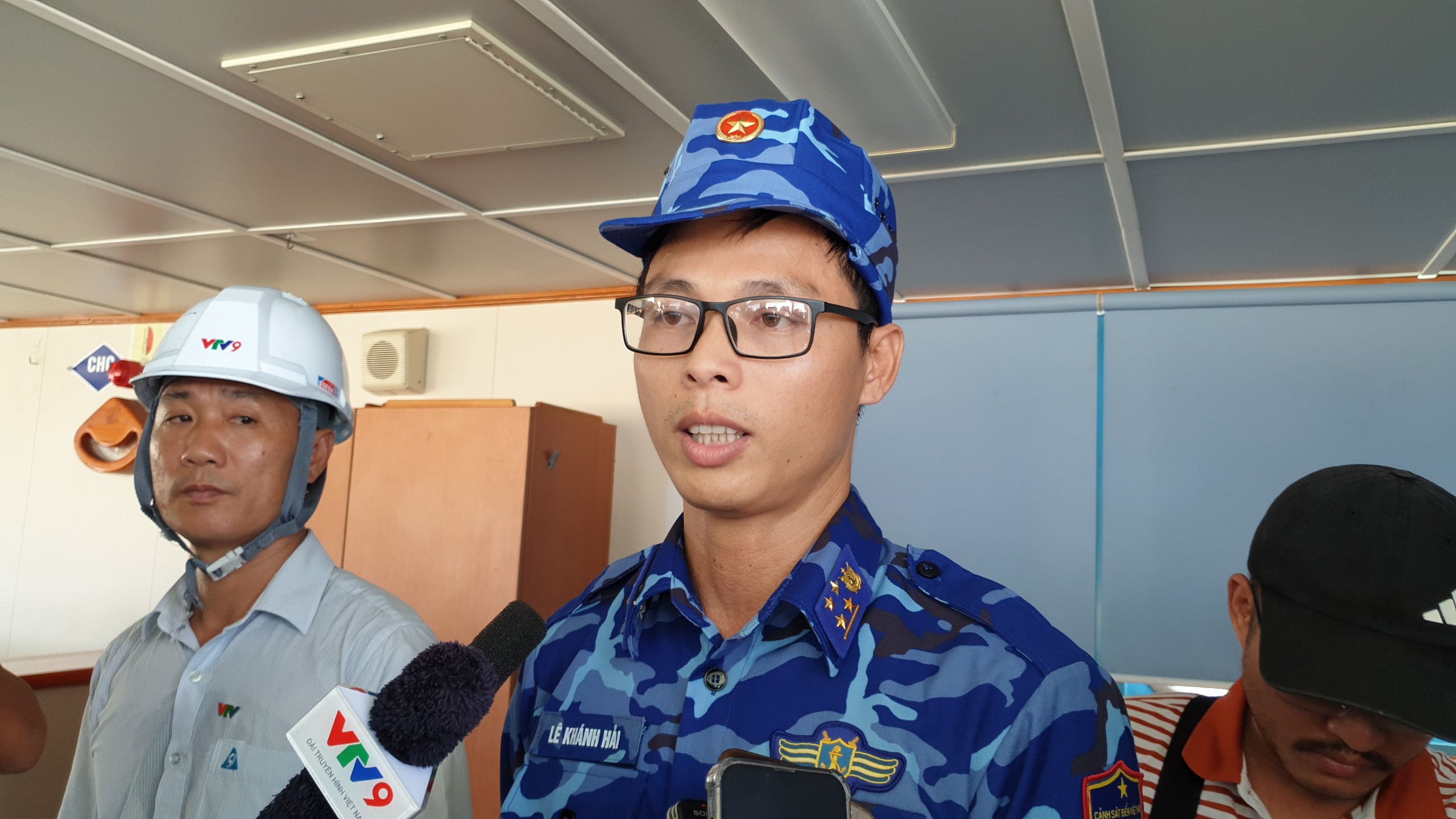 4 ngư dân được cứu sống kỳ diệu về đất liền - Ảnh 7. 4 ngư dân được cứu sống kỳ diệu về đất liền - Ảnh 7.