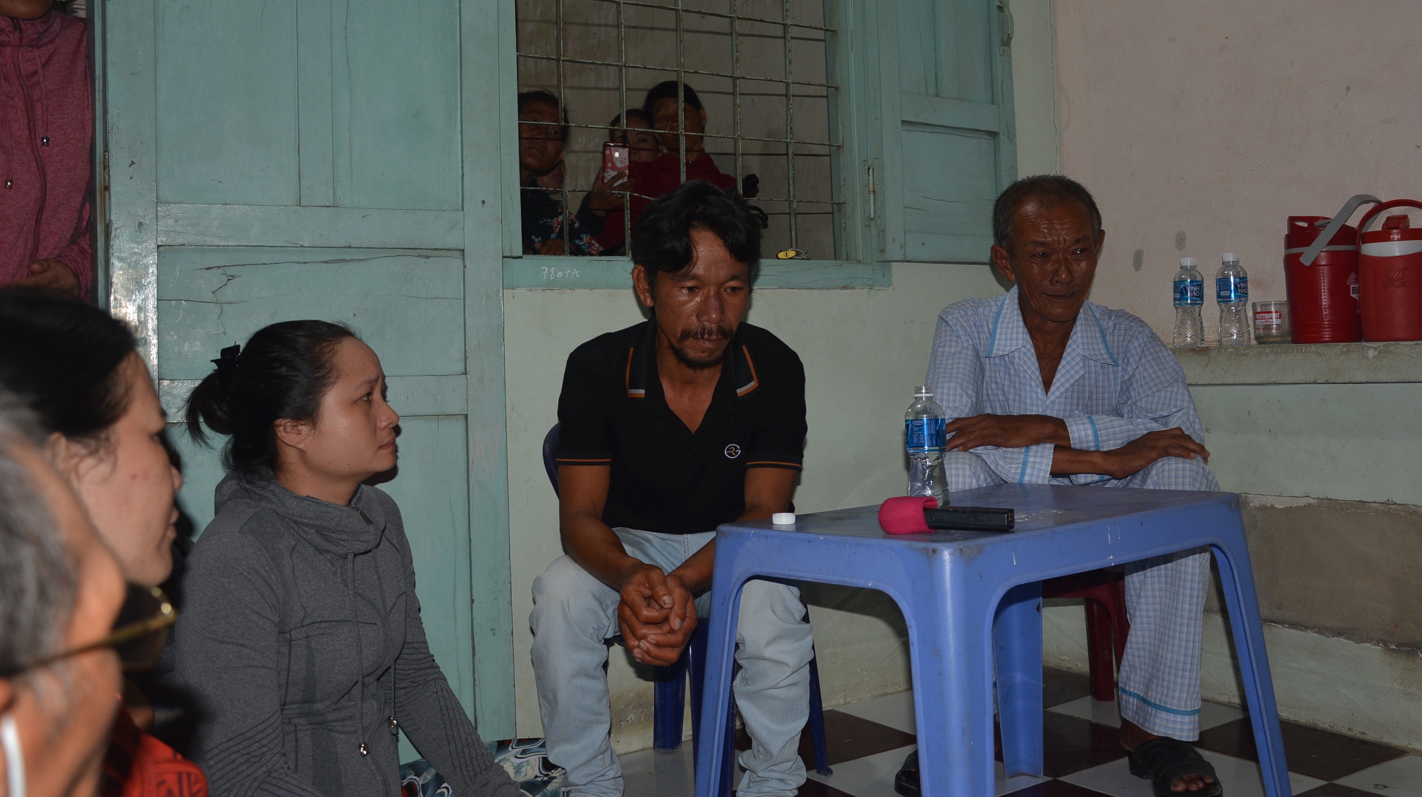 Về với gia đình, đau xót trước bàn thờ anh - Ảnh 2.