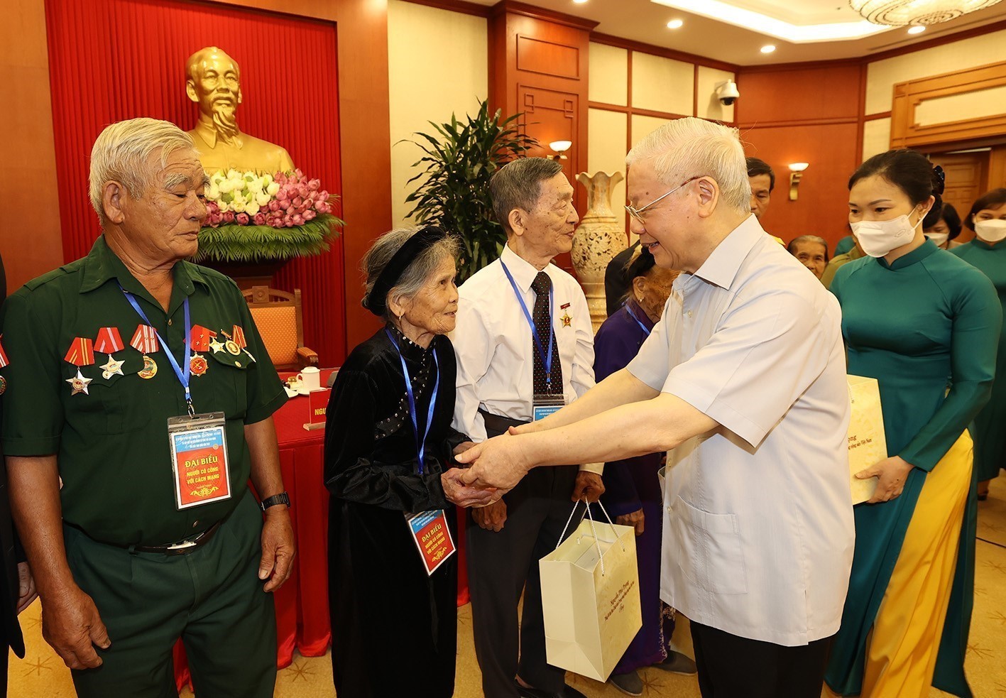 Tổng bí thư Nguyễn Phú Trọng gặp mặt các đại biểu người có công tiêu biểu toàn quốc - Ảnh 1. Tổng bí thư Nguyễn Phú Trọng gặp mặt các đại biểu người có công tiêu biểu toàn quốc - Ảnh 1.