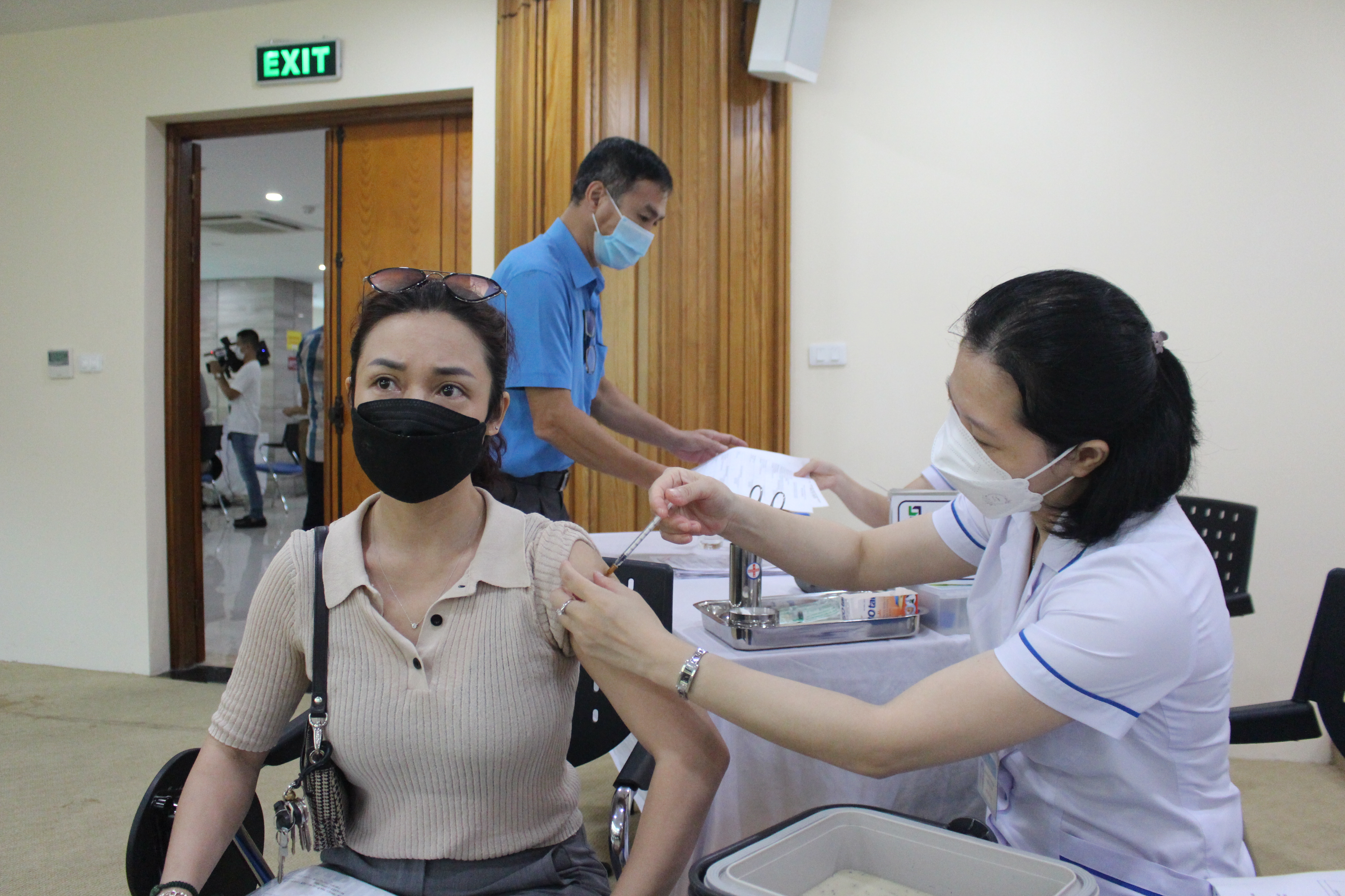 Hướng dẫn mới về thời gian tiêm mũi 3, 4 vắc xin COVID-19 - Ảnh 1. Hướng dẫn mới về thời gian tiêm mũi 3, 4 vắc xin COVID-19 - Ảnh 1.