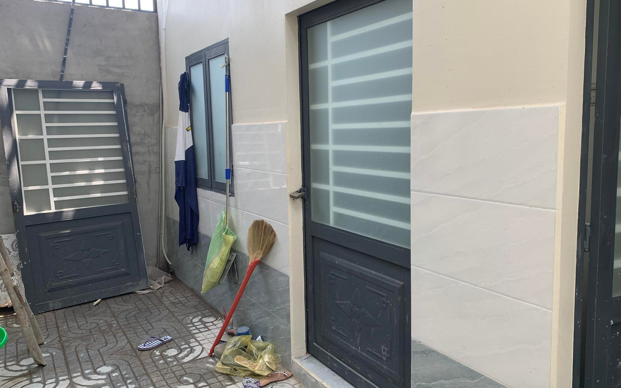 Vụ 2 người tử vong ở Thủ Đức: Chồng đâm vợ con rồi nhảy lầu tự tử- Ảnh 5. Nghi phạm sát hại vợ trong phòng trọ ở Thủ Đức ra đầu thú tại An Giang