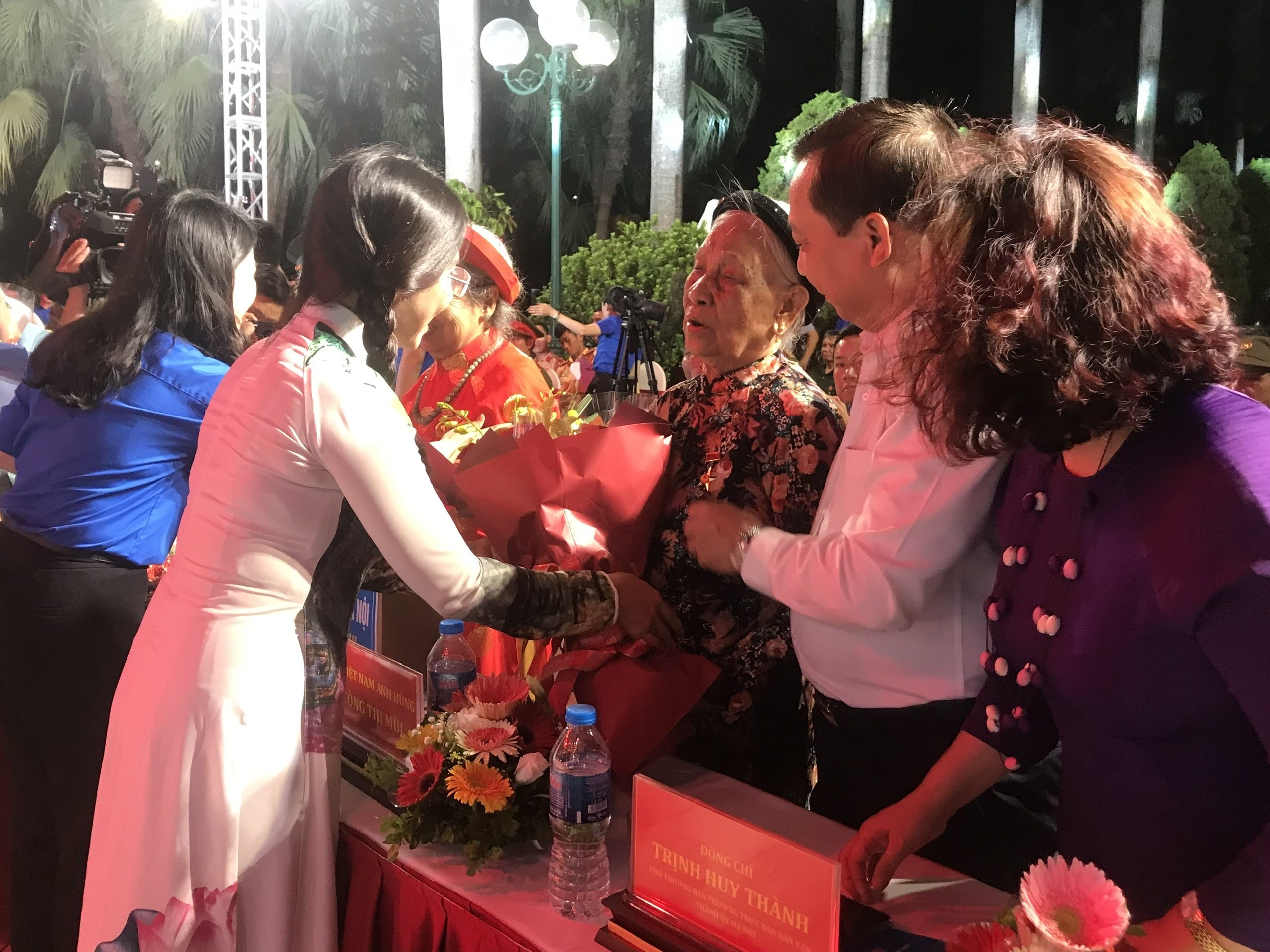 Thắp nến tri ân kỷ niệm 75 năm ngày thương binh - liệt sĩ - Ảnh 3. Thắp nến tri ân kỷ niệm 75 năm ngày thương binh - liệt sĩ - Ảnh 3.