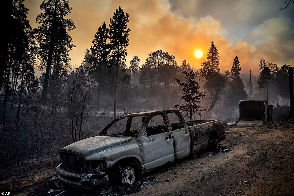 Cháy rừng kinh hoàng ở California, hơn 10.000 người sơ tán - Ảnh 11.