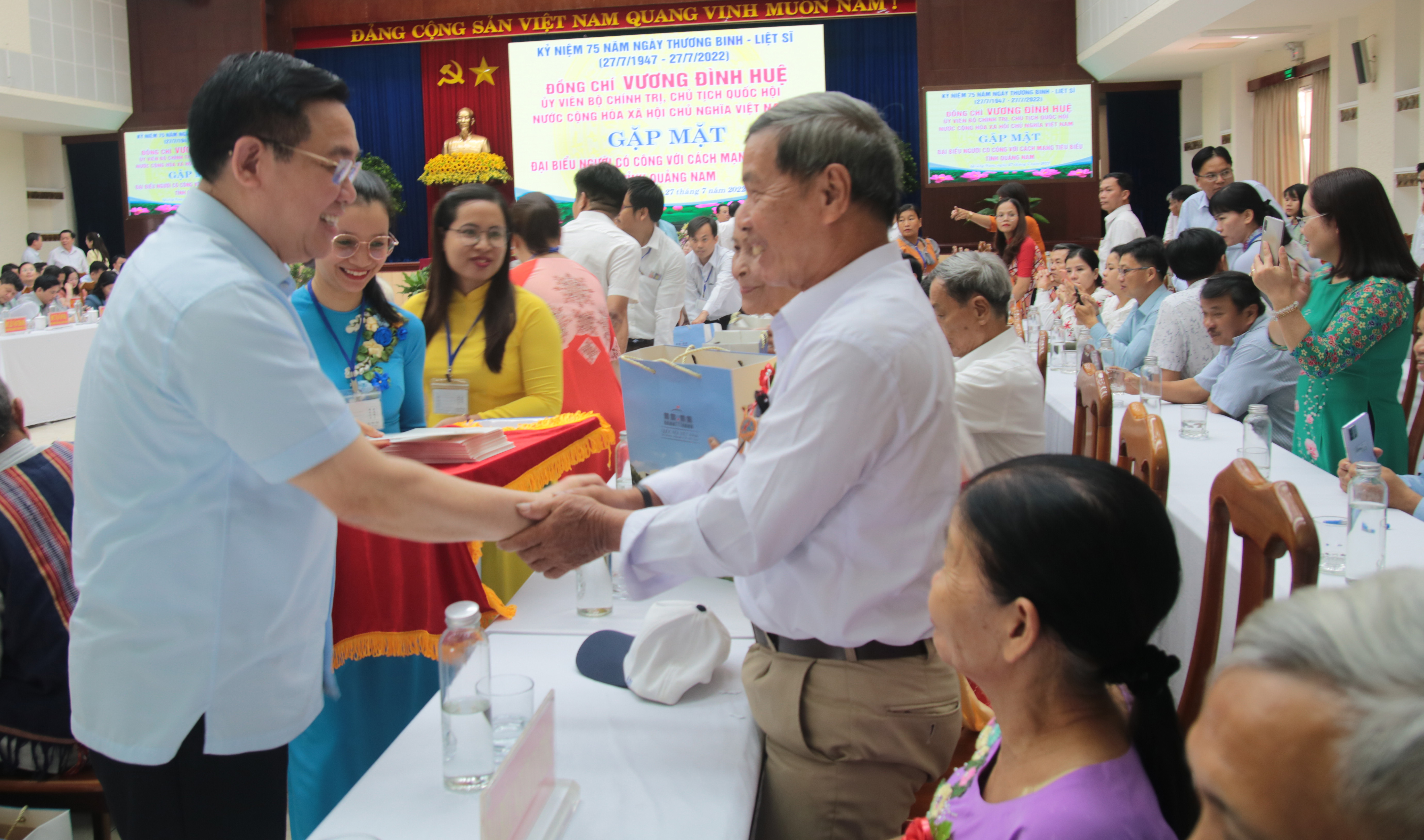 Chủ tịch Quốc hội gặp mặt thân nhân liệt sĩ tại Quảng Nam - Ảnh 1. Chủ tịch Quốc hội gặp mặt thân nhân liệt sĩ tại Quảng Nam - Ảnh 1.