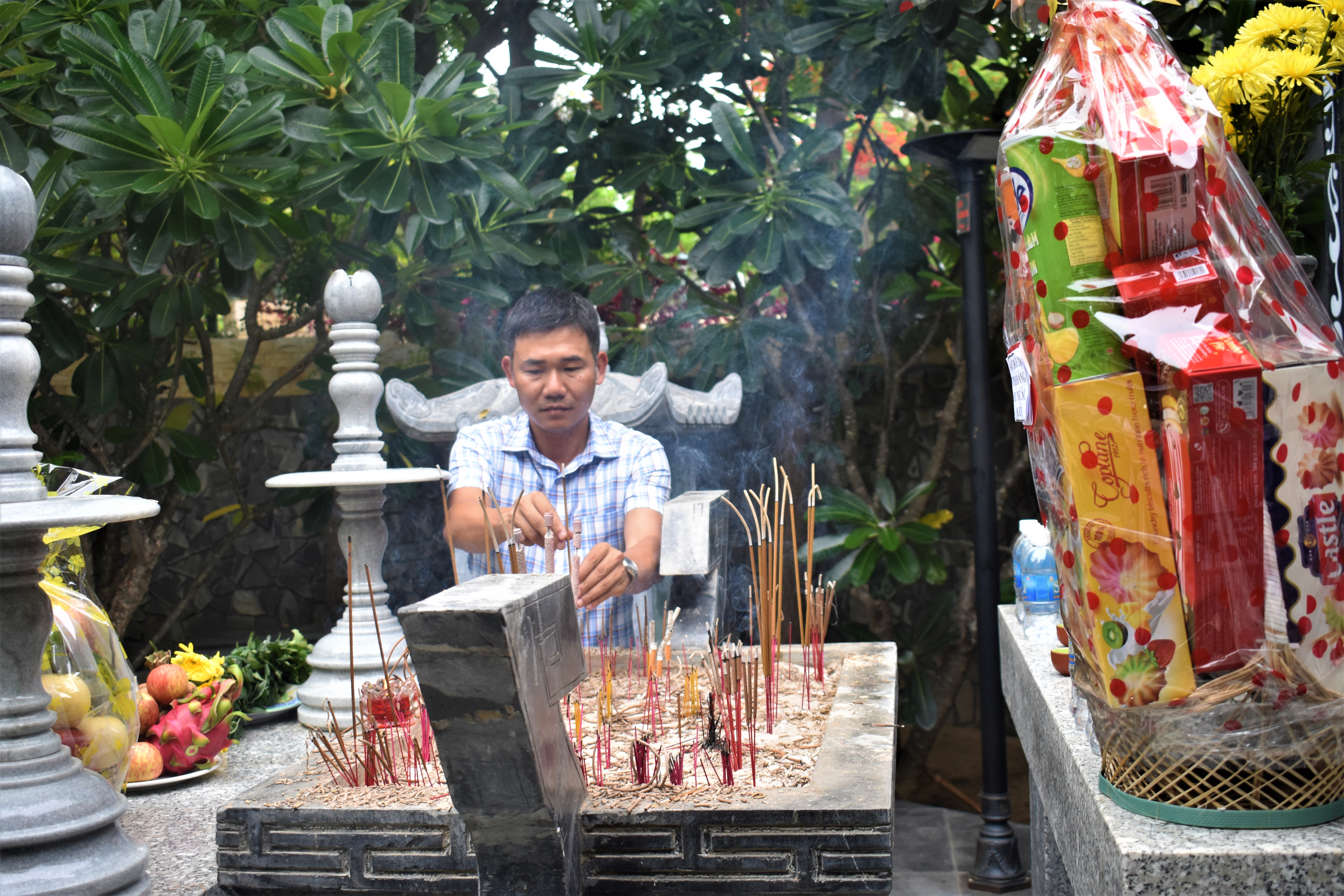 Hàng trăm du khách, người dân viếng khu tưởng niệm chiến sĩ Gạc Ma - Ảnh 2. Hàng trăm du khách, người dân viếng khu tưởng niệm chiến sĩ Gạc Ma - Ảnh 2.