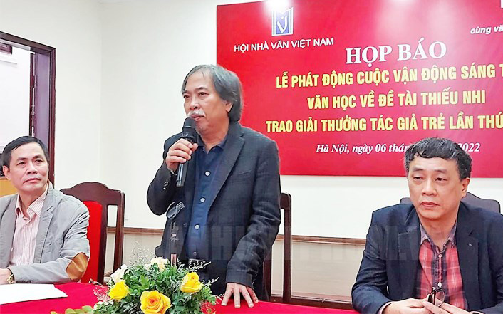 Cả chục thành viên 