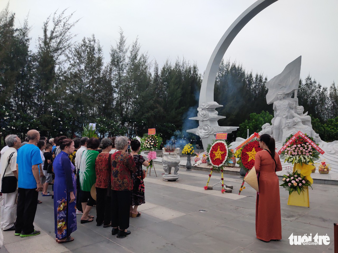 Hàng trăm du khách, người dân viếng khu tưởng niệm chiến sĩ Gạc Ma - Ảnh 1. Hàng trăm du khách, người dân viếng khu tưởng niệm chiến sĩ Gạc Ma - Ảnh 1.