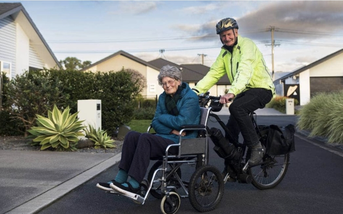 Cụ ông 79 tuổi chế xe đạp điện lai xe lăn chở vợ đi dạo