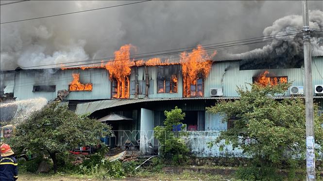 Lại cháy lớn ở Khu công nghiệp Phú Tài, 7 tiếng mới dập tắt - Ảnh 1.