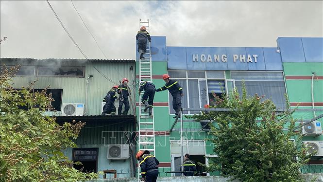 Lại cháy lớn ở Khu công nghiệp Phú Tài, 7 tiếng mới dập tắt - Ảnh 7.