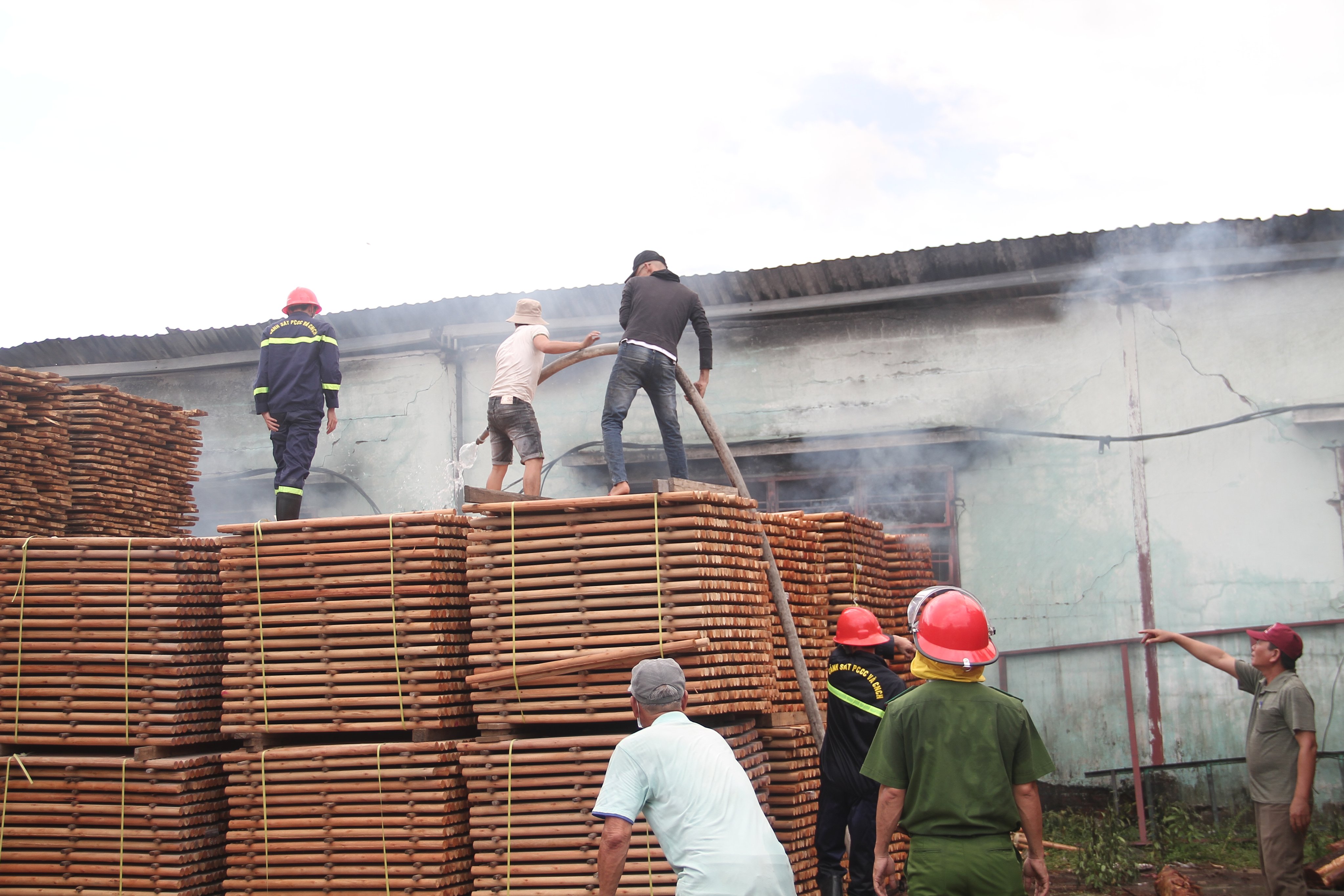 Lại cháy lớn ở Khu công nghiệp Phú Tài - Ảnh 1.