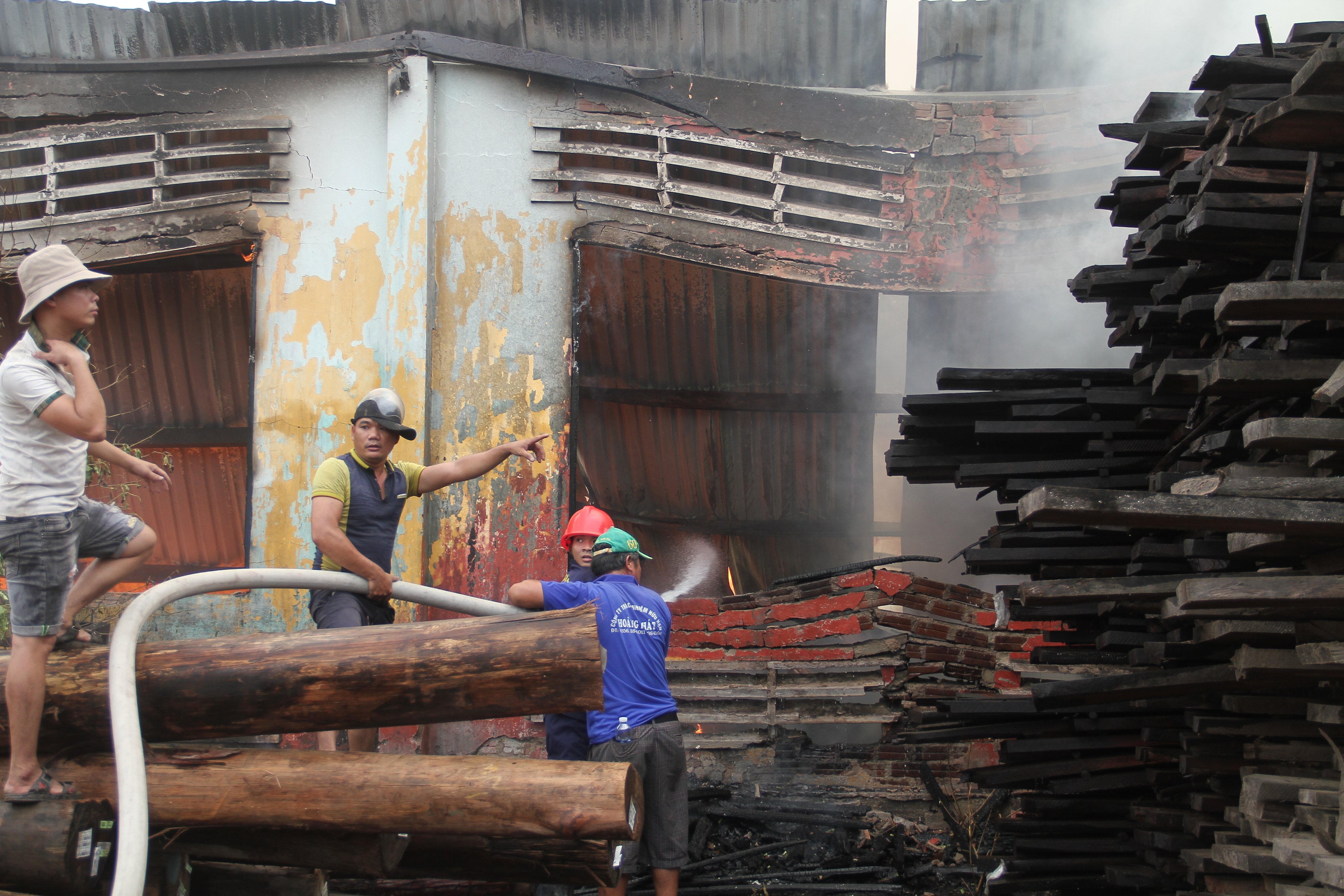Lại cháy lớn ở Khu công nghiệp Phú Tài, 7 tiếng mới dập tắt - Ảnh 5.