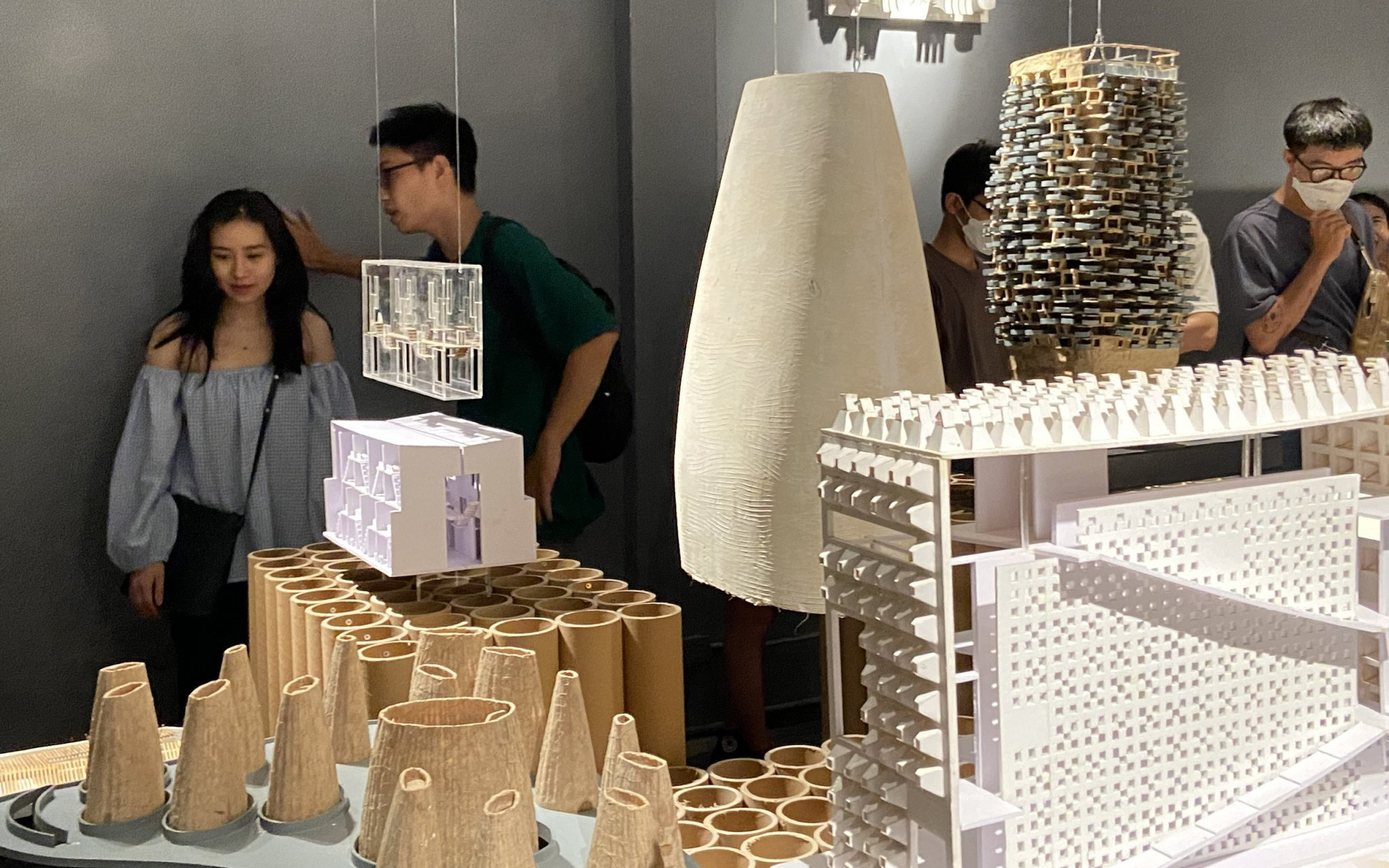 Người sáng tạo Bảo tàng đạo Mẫu của Xuân Hinh là kiến trúc sư trẻ triển vọng nhất thế giới- Ảnh 3. Thích thú xem triển lãm những dự án kiến trúc ‘bị từ chối’