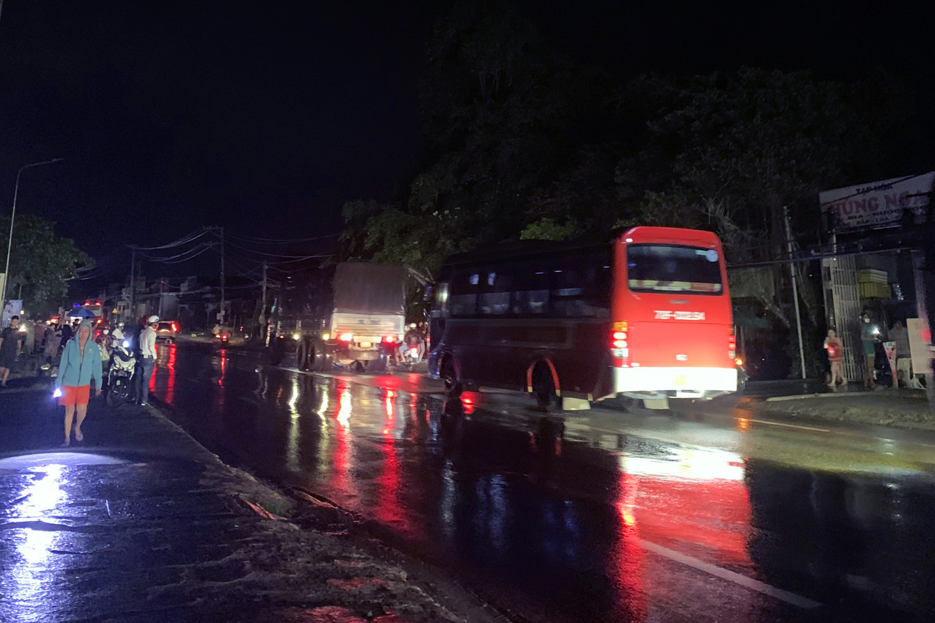 Xe tải tông gãy trụ điện trung thế dọc quốc lộ 20, hàng chục ngàn hộ dân mất điện - Ảnh 2. Xe tải tông gãy trụ điện trung thế dọc quốc lộ 20, hàng chục ngàn hộ dân mất điện - Ảnh 2.