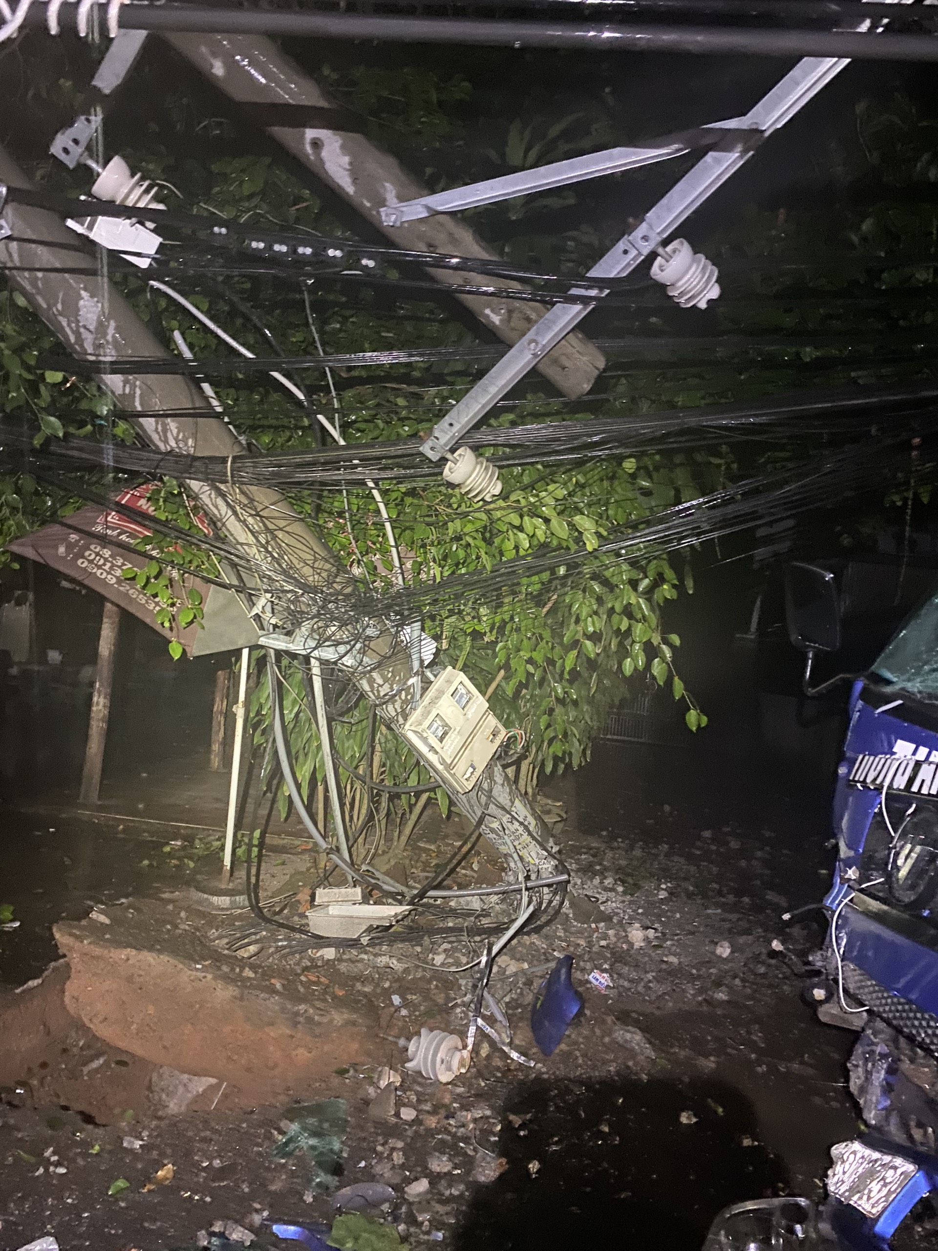 Xe tải tông gãy trụ điện trung thế dọc quốc lộ 20, hàng chục ngàn hộ dân mất điện - Ảnh 1. Xe tải tông gãy trụ điện trung thế dọc quốc lộ 20, hàng chục ngàn hộ dân mất điện - Ảnh 1.