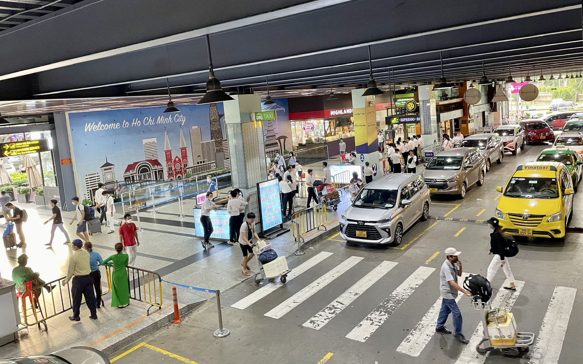 Xử lý taxi "chặt chém" giá ở Tân Sơn Nhất: Cần quyết liệt hơn nữa