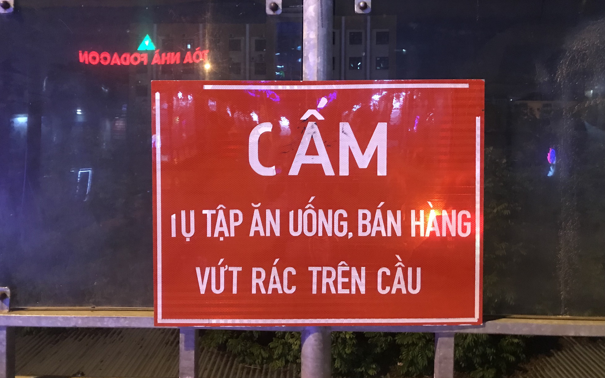 TP.HCM: Hầm đi bộ thành nơi ăn ngủ, hút chích, chủ đầu tư phải cầu cứu công an- Ảnh 4. Lên cầu vượt đi bộ hóng gió, "tiện tay" xả rác