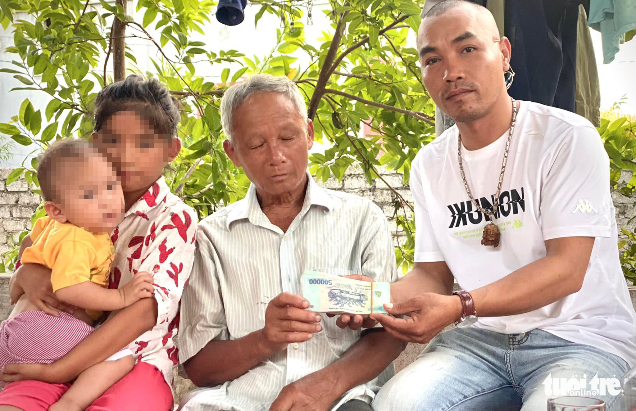 Lão nông bị phá ruộng dưa bật khóc vì ‘tiếc công chăm sóc’ - Ảnh 4. Lão nông bị phá ruộng dưa bật khóc vì ‘tiếc công chăm sóc’ - Ảnh 4.
