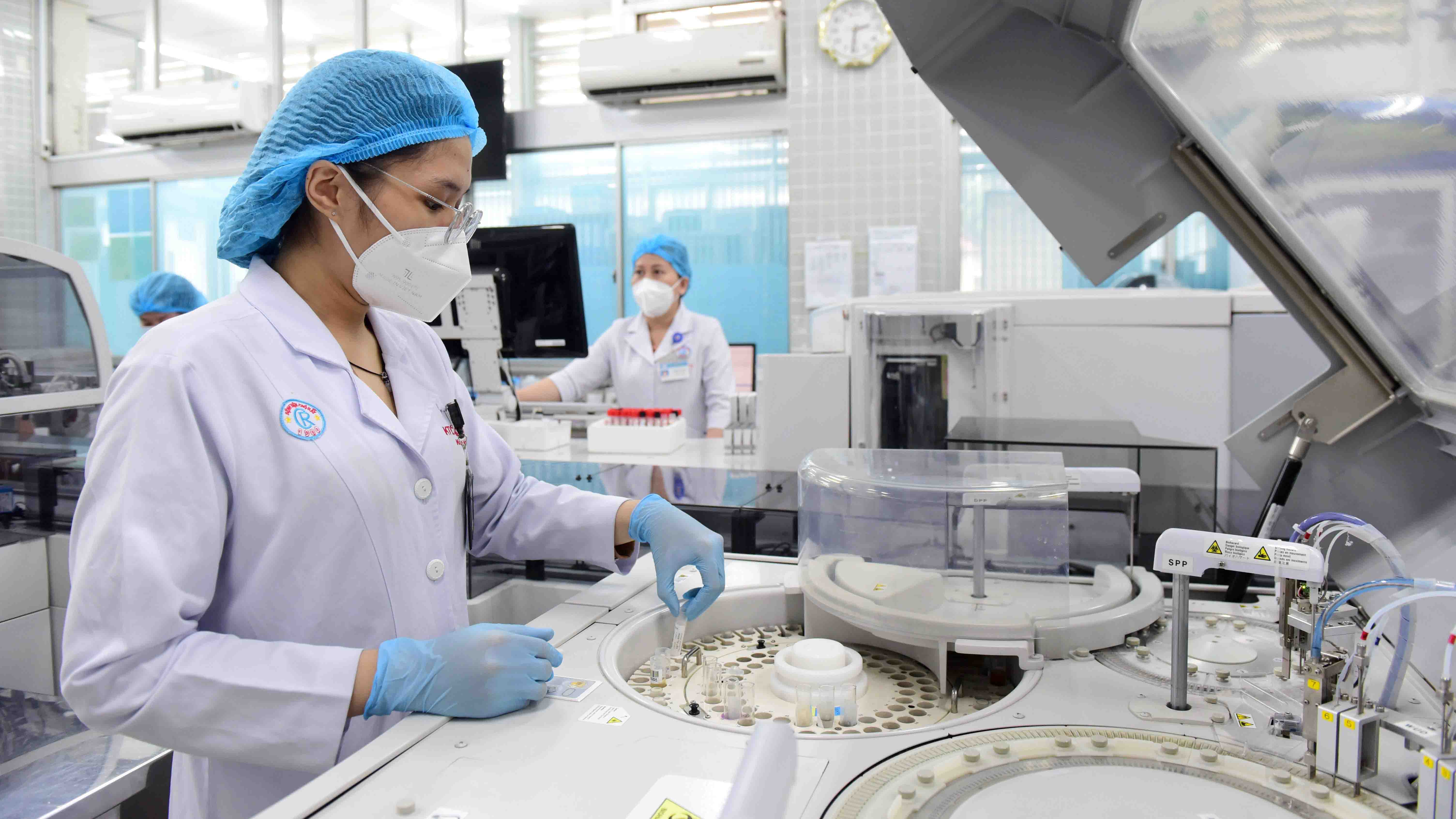 Lại lùm xùm máy mượn, máy đặt tại bệnh viện công - Ảnh 1.