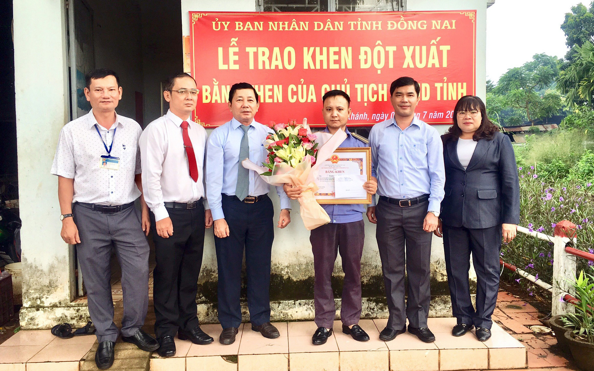 Nhân viên gác chắn ở Đồng Nai lao ra cứu một người đàn ông chỉ trong 4 giây- Ảnh 4. Nhân viên gác chắn cứu người trước mũi tàu nhận bằng khen của chủ tịch tỉnh