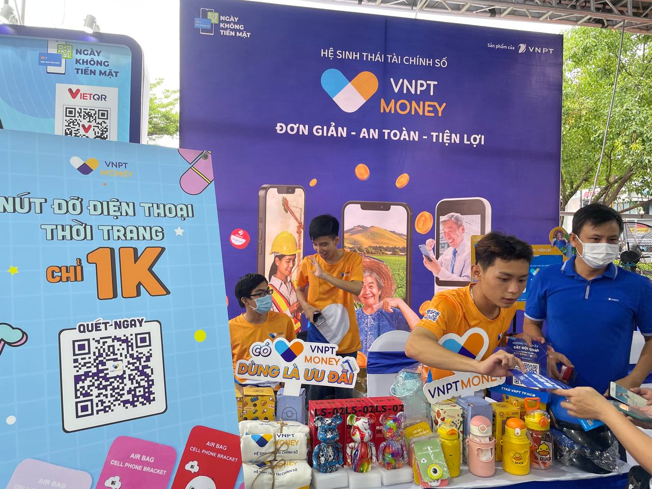 Người dân thích thú trải nghiệm VNPT Money - Ảnh 1. Người dân thích thú trải nghiệm VNPT Money - Ảnh 1.