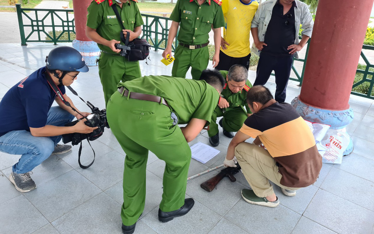 Nghi vợ ngoại tình, chồng tìm súng dọa vợ không được ly hôn- Ảnh 3. Người vác súng AK cướp tiệm vàng ở Huế là công an trại giam Bình Điền