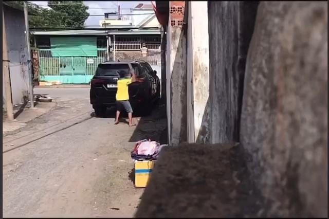Đi nhậu về, thấy xe hơi đậu cạnh nhà chướng mắt nên xách cây đập - Ảnh 1. Đi nhậu về, thấy xe hơi đậu cạnh nhà chướng mắt nên xách cây đập - Ảnh 1.