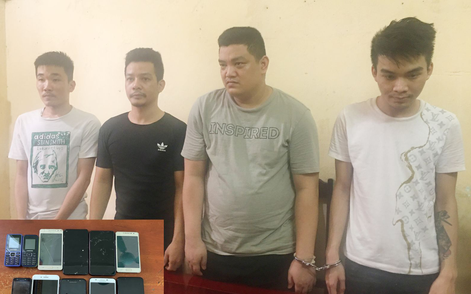 Bắt 4 thanh niên đánh tổ an ninh xung kích- Ảnh 3. Bắt giữ 4 thanh niên lừa đảo chiếm nhiều tài khoản, lấy hơn 5 tỉ đồng