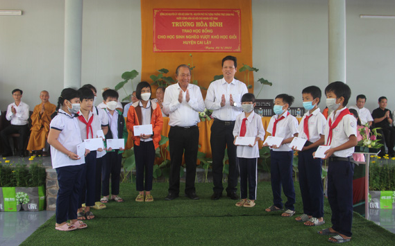 Hơn 3.000 học sinh miền Nam trên đất Bắc gặp nhau tại Vũng Tàu- Ảnh 3. Nguyên Phó thủ tướng Trương Hòa Bình tặng quà cho học sinh nghèo ở Tiền Giang