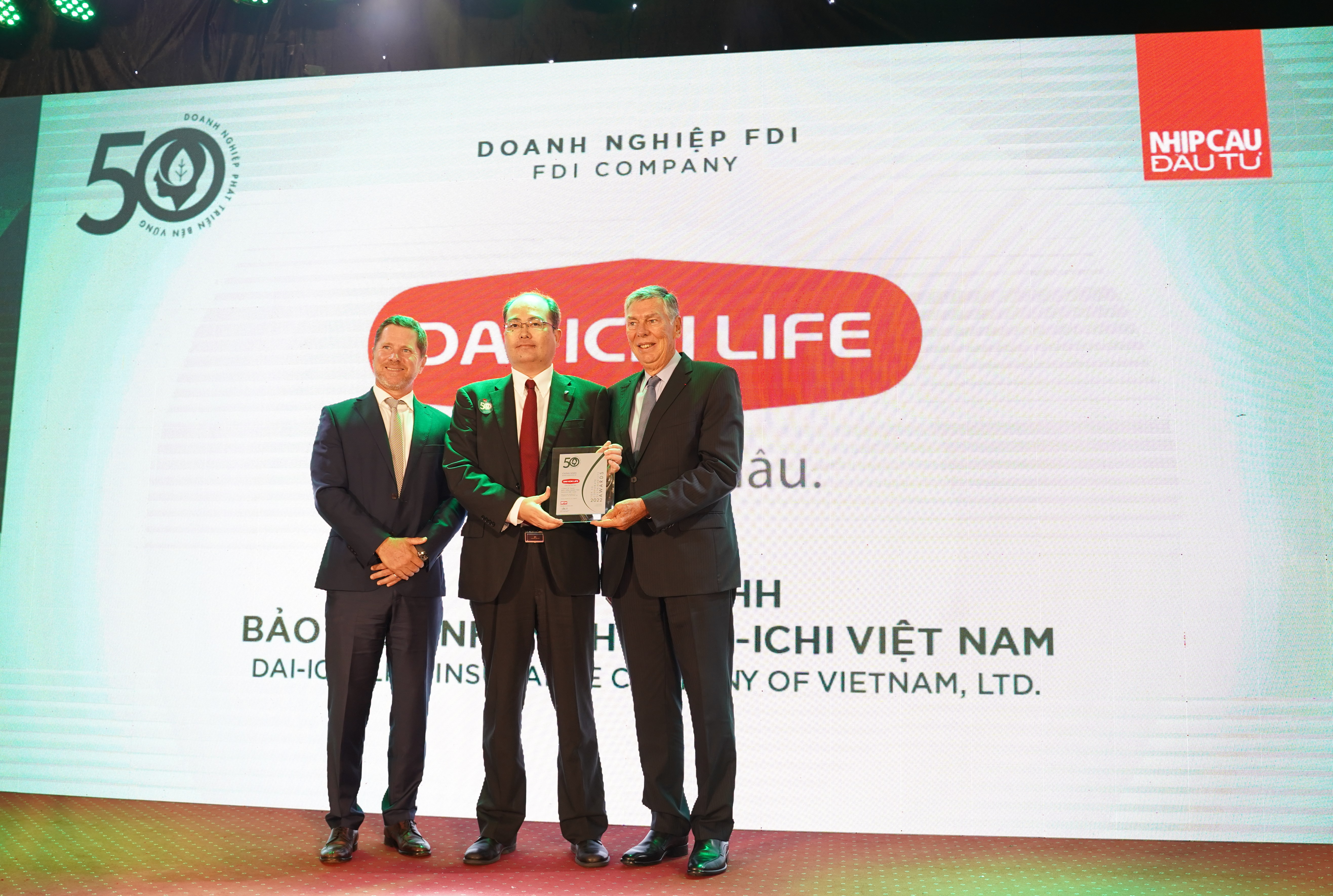 Dai-ichi Life Việt Nam vinh dự đạt giải thưởng Top 50 Doanh nghiệp phát triển bền vững 2022 - Ảnh 1. Dai-ichi Life Việt Nam vinh dự đạt giải thưởng Top 50 Doanh nghiệp phát triển bền vững 2022 - Ảnh 1.