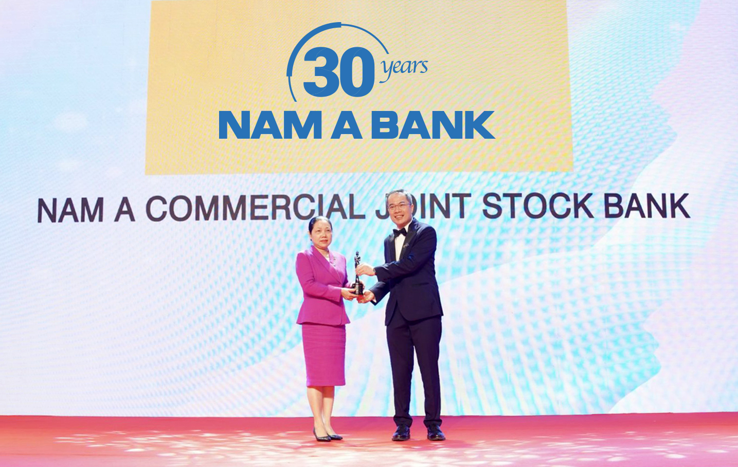 Nam A Bank hai lần liên tiếp nhận giải thuởng “Nơi làm việc tốt nhất châu Á” - Ảnh 1.