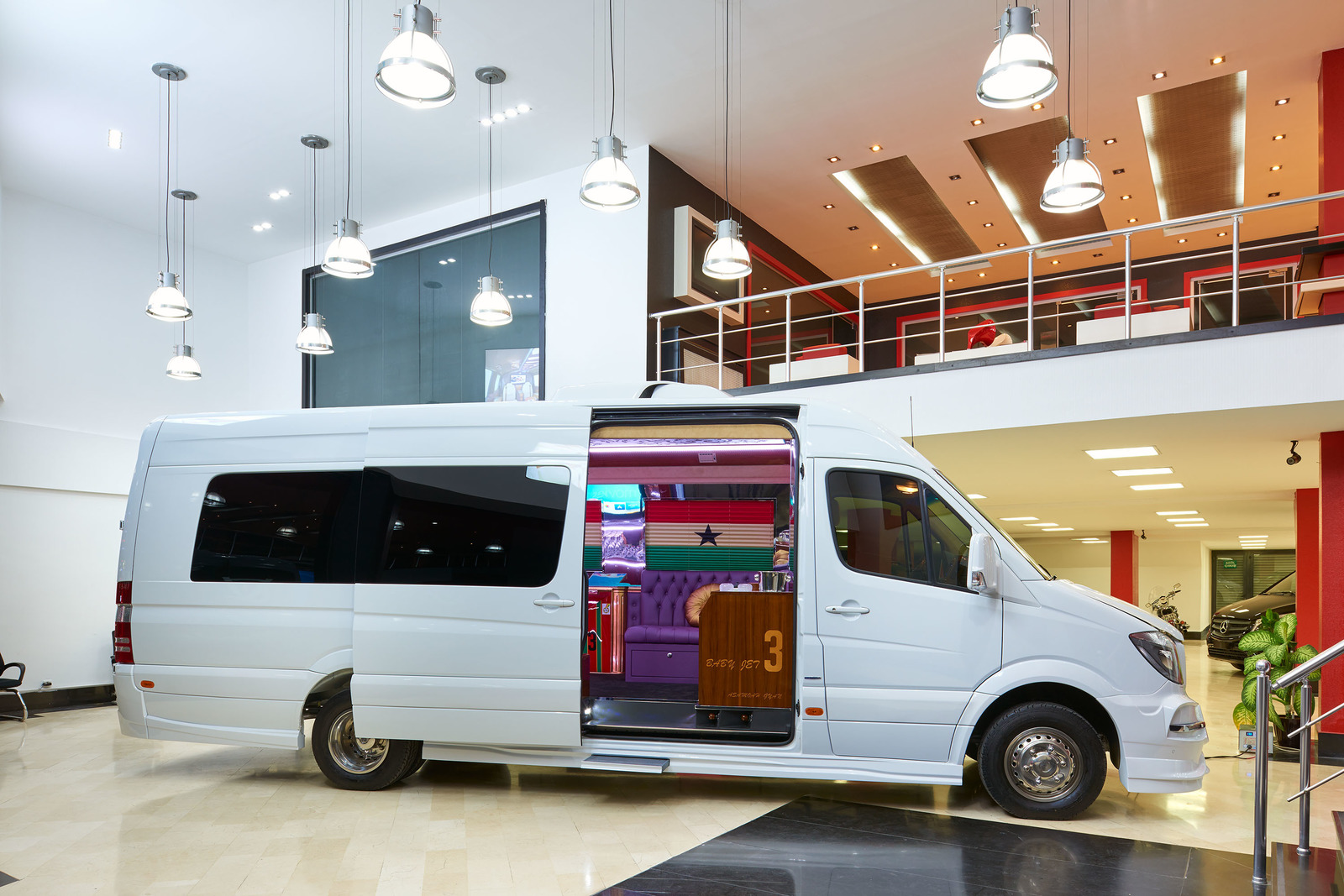 Nhà di động Mercedes-Benz Sprinter giá nghìn USD: Như khách sạn hạng sang thu nhỏ - Ảnh 1. Nhà di động Mercedes-Benz Sprinter giá nghìn USD: Như khách sạn hạng sang thu nhỏ - Ảnh 1.
