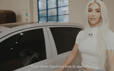 Bán xe cũ 'thật thà' như Kim Kardashian: Để nguyên Range Rover nát bét đem rao với giá như xe mới- Ảnh 10. Kim Kardashian không biết mở cửa chiếc Maybach S-Class tùy biến cho riêng mình