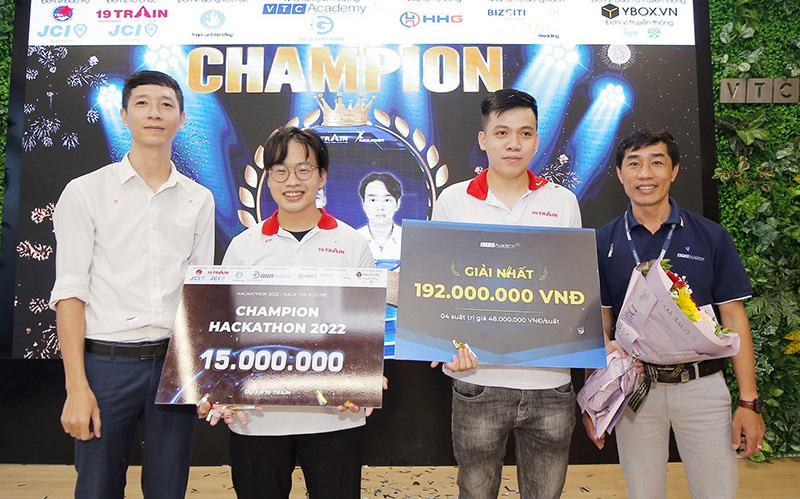 Sinh viên ĐH Duy Tân giành giải nhất Hackathon 2022 với ứng dụng 