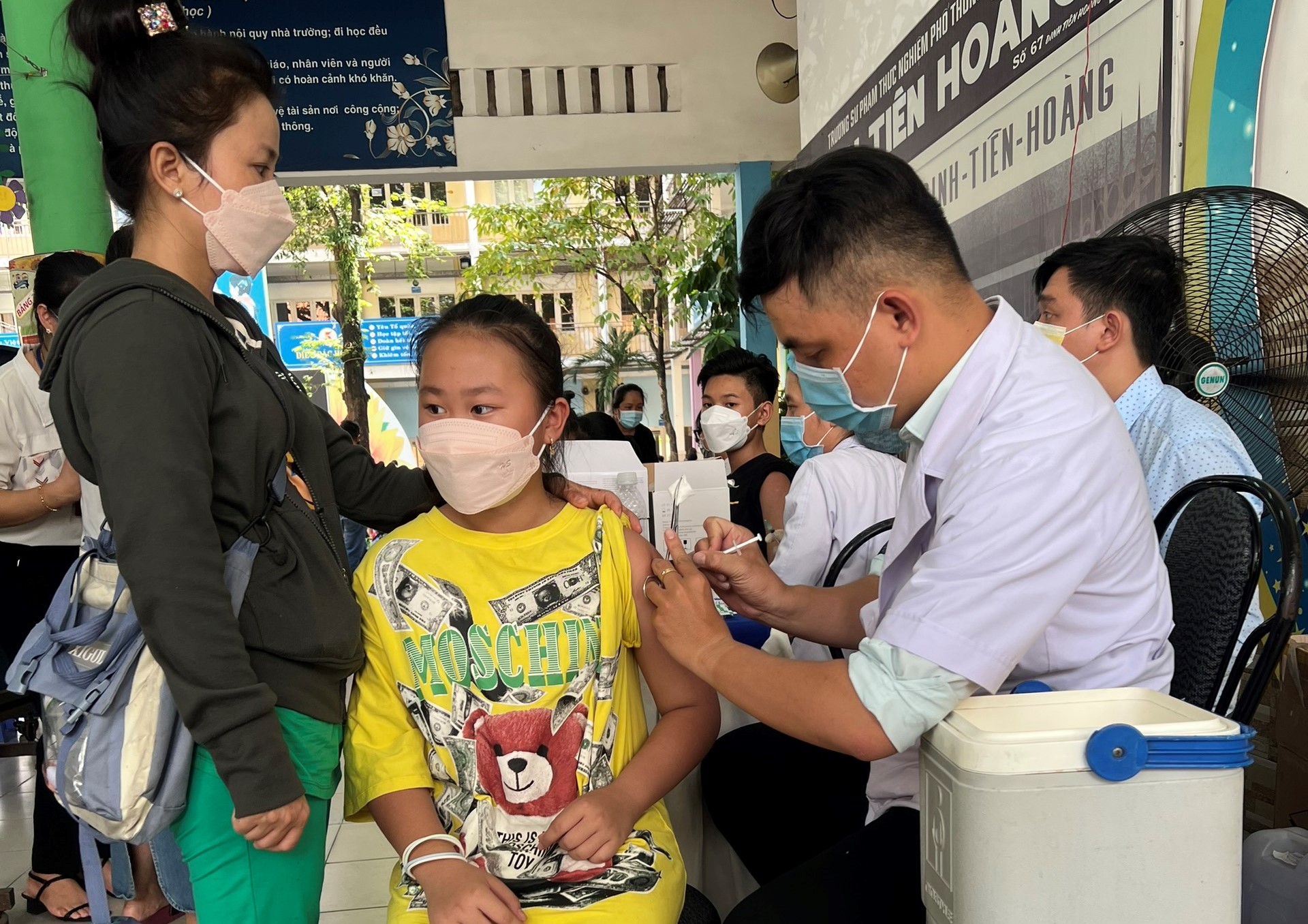 Chưa triển khai tiêm vắc xin cho trẻ trong đợt cao điểm, các quận TP.HCM nói gì? - Ảnh 1. Chưa triển khai tiêm vắc xin cho trẻ trong đợt cao điểm, các quận TP.HCM nói gì? - Ảnh 1.